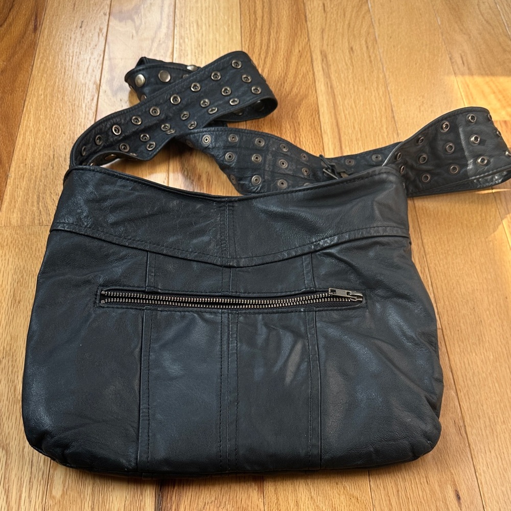 Stylish Black Leather Shoulder Bag - Picture 2 of 3